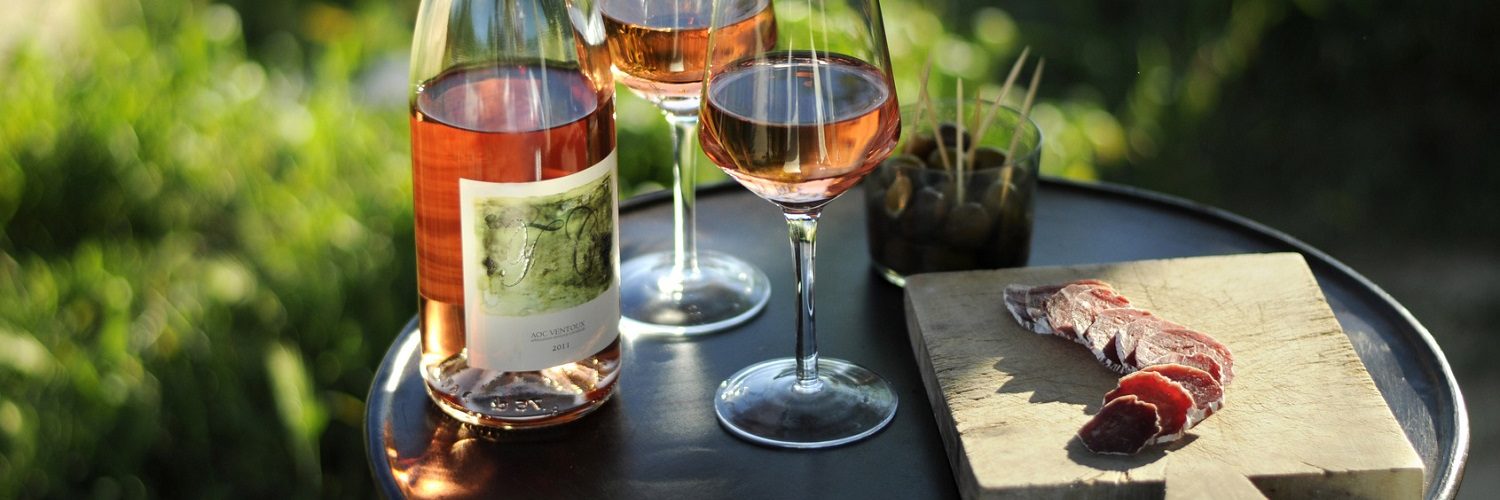 verre de rosé avec olives et saucisson